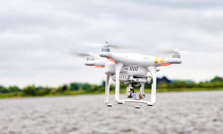 Drohne fliegt über Wasser