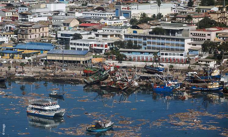 Blick auf den Hafen von Coquimbo nach dem Tsunami. Schiffe wurde aufs Land geschoben, leichte Zerstörung