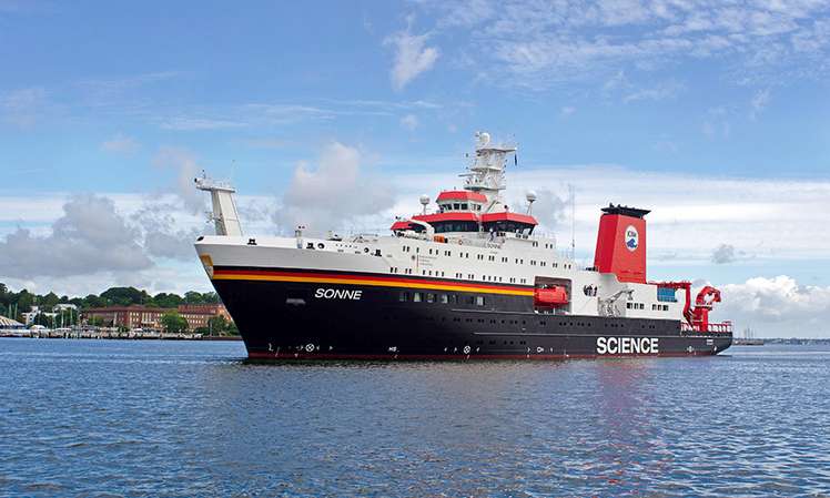 Das neue Forschungsschiff "SONNE II" wird am 17. November 2014 eingeweiht. Im November macht es in verschiedenen deutschen Häfen halt und ist für Besucher geöffnet.