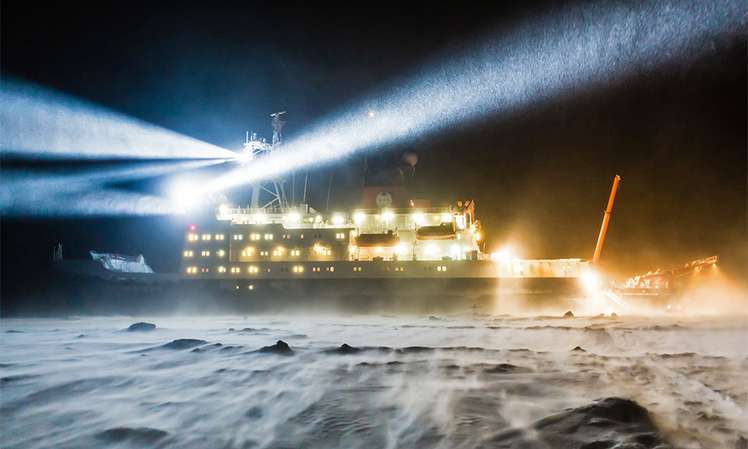 Das Forschungsschiff Polarstern, Nachtaufnahme, Schneegestöber