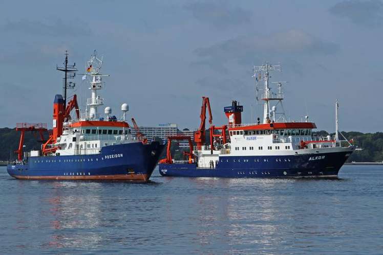 Zwei Forschungsschiffe mittlerer Größe. Das Forschungsschiff FS POSEIDON (links) operiert vorwiegend im Nordatlantik, im Mittelmeer und gelegentlich im Schwarzen Meer, die FS ALKOR (rechts) in Ostsee und Nordsee