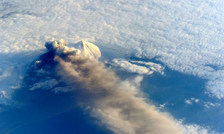 Der Vulkan Pavlof liegt auf dem Aleuten-Inselbogen unmittelbar am Pazifischen Feuerring.