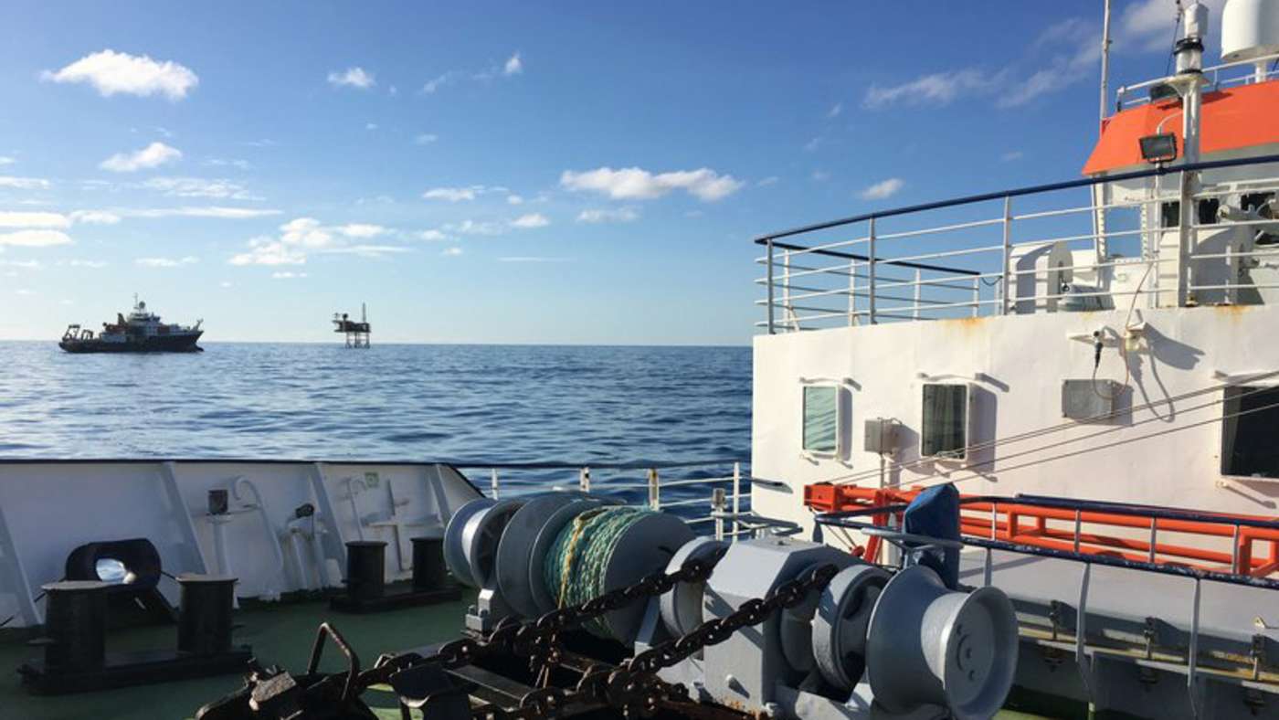 Blick vom Schiff auf Ölplattform
