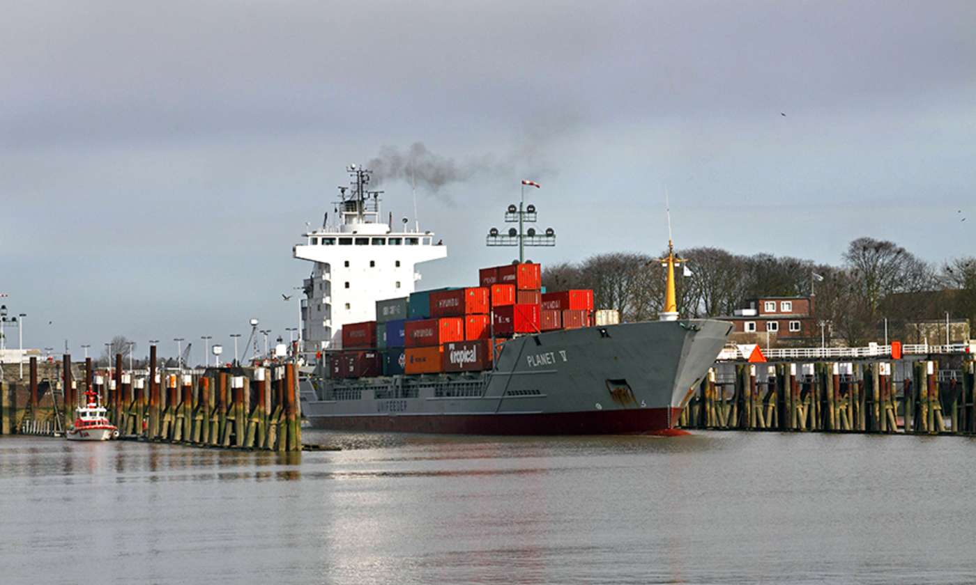 Containerschiff im Nord-Ostsee-Kanal