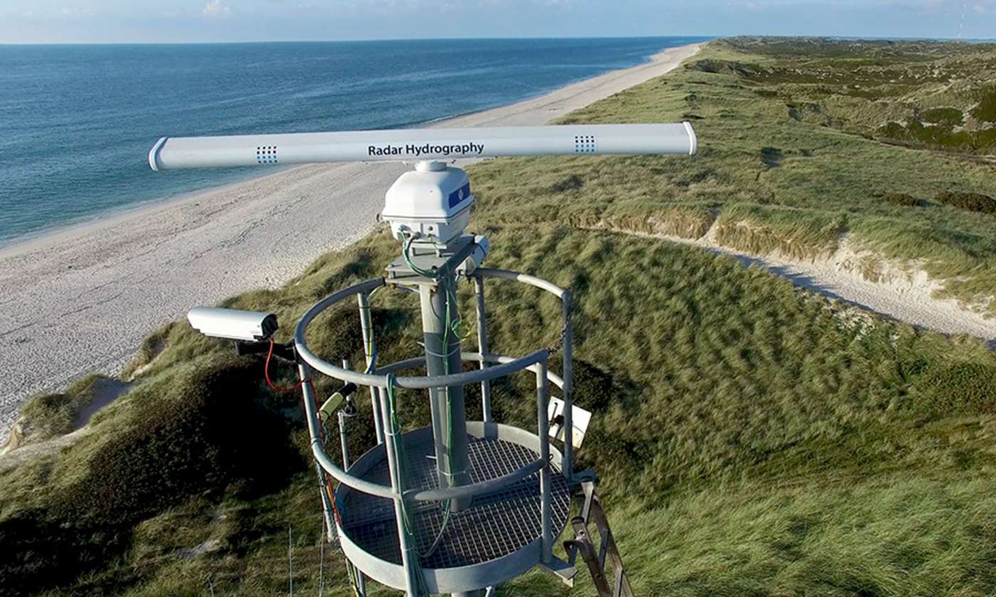 Dünen und Strand im Vordergrund ein Radargerät