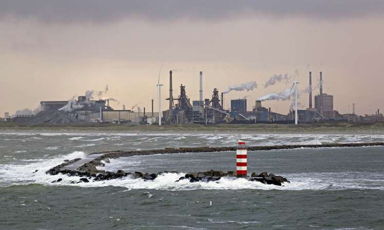 Verunreinigungen in der Nordsee: Diffuse Einträge einzelner Elementgruppen Blick auf Küste rauchende Schornsteine