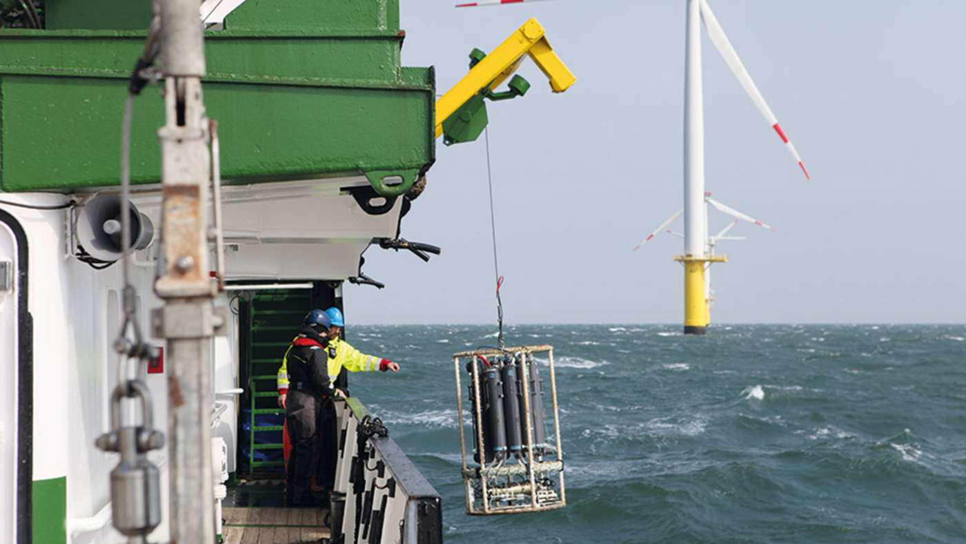 Ein Messgerät wird vom Schiff ins Wasser gelassen