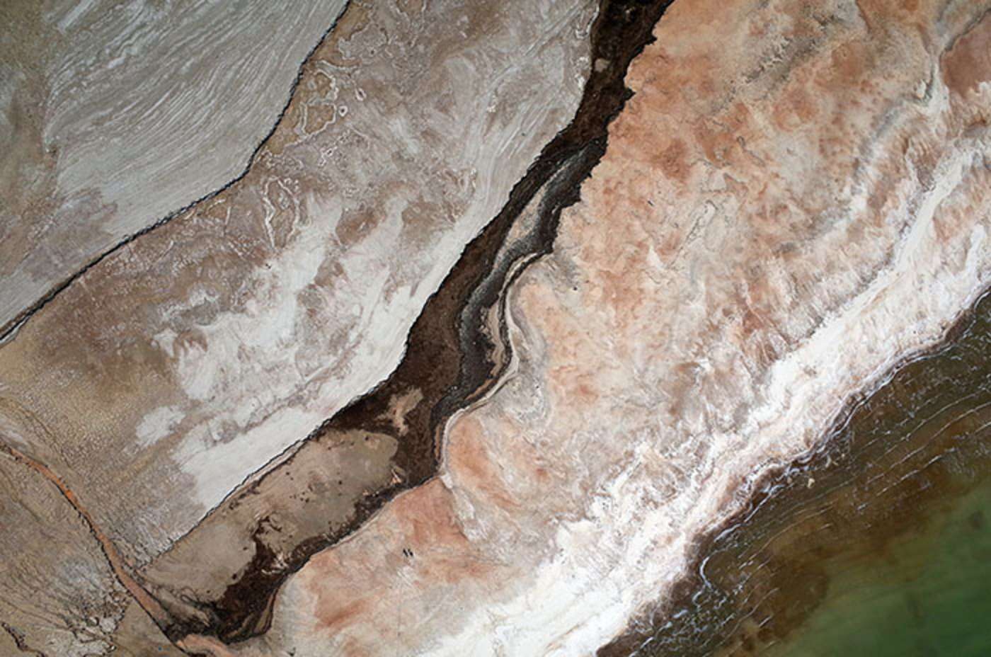 Abb. 5: Der Rückgang des Toten Meeres hinterlässt Konturen der ehemaligen Küstenstreifen und enorme Salzablagerungen. 