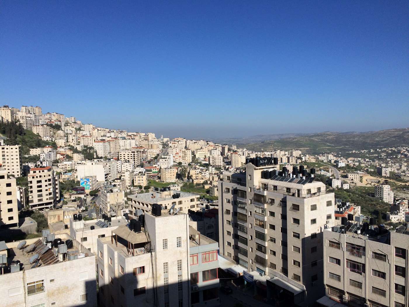 Die Stadt Nablus liegt in einem Tal in dem Gebäude die Talhänge säumen. 