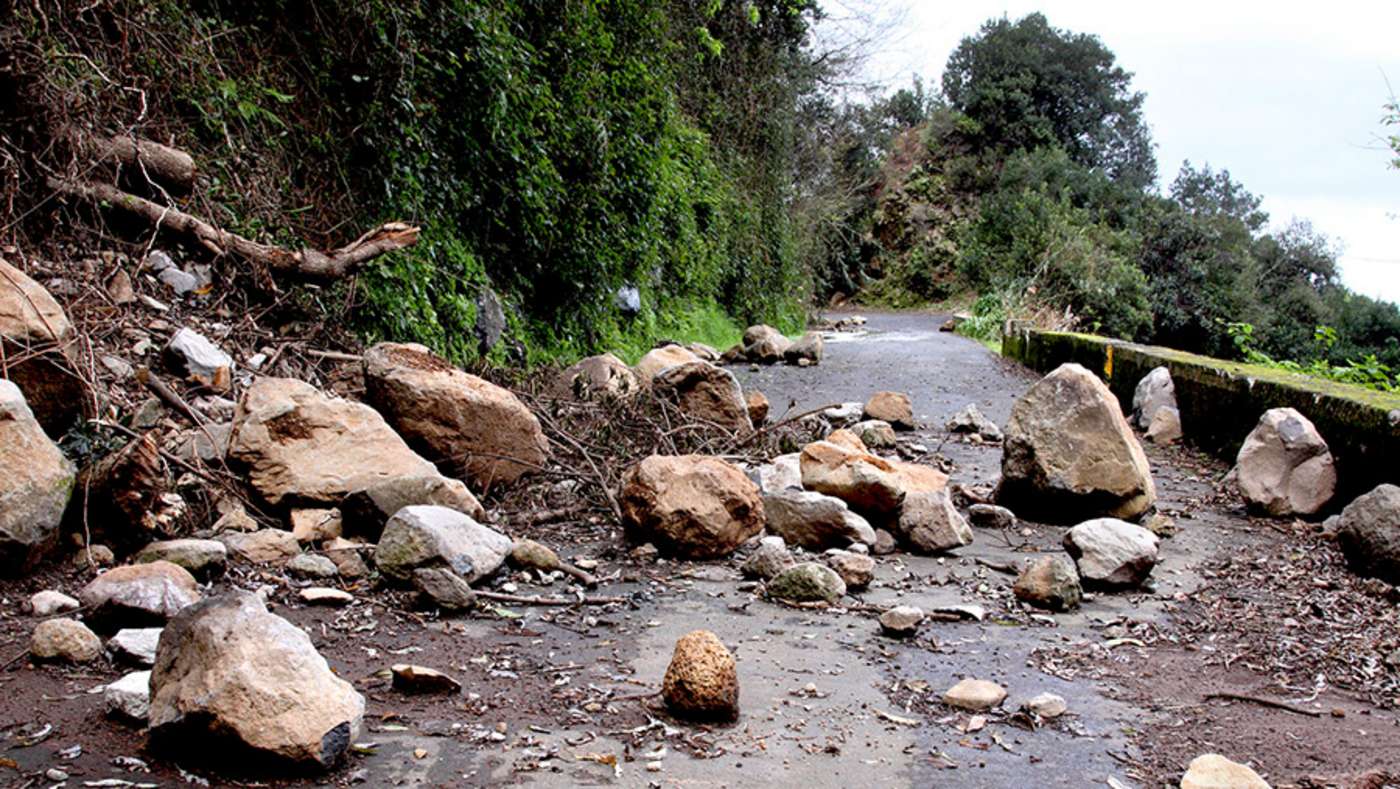 Geröll liegt auf der Straße