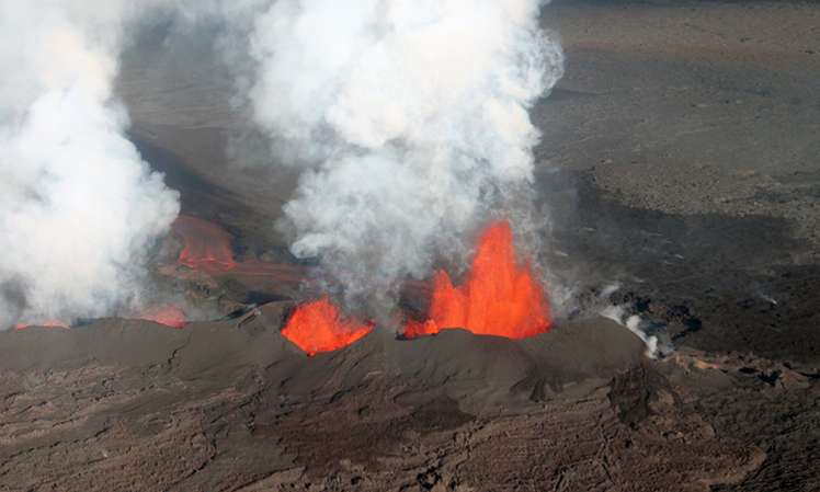 U koylagini kotarib, kokraklarini korsatdi. Rus jinsiy aloqa uy qurilishi video