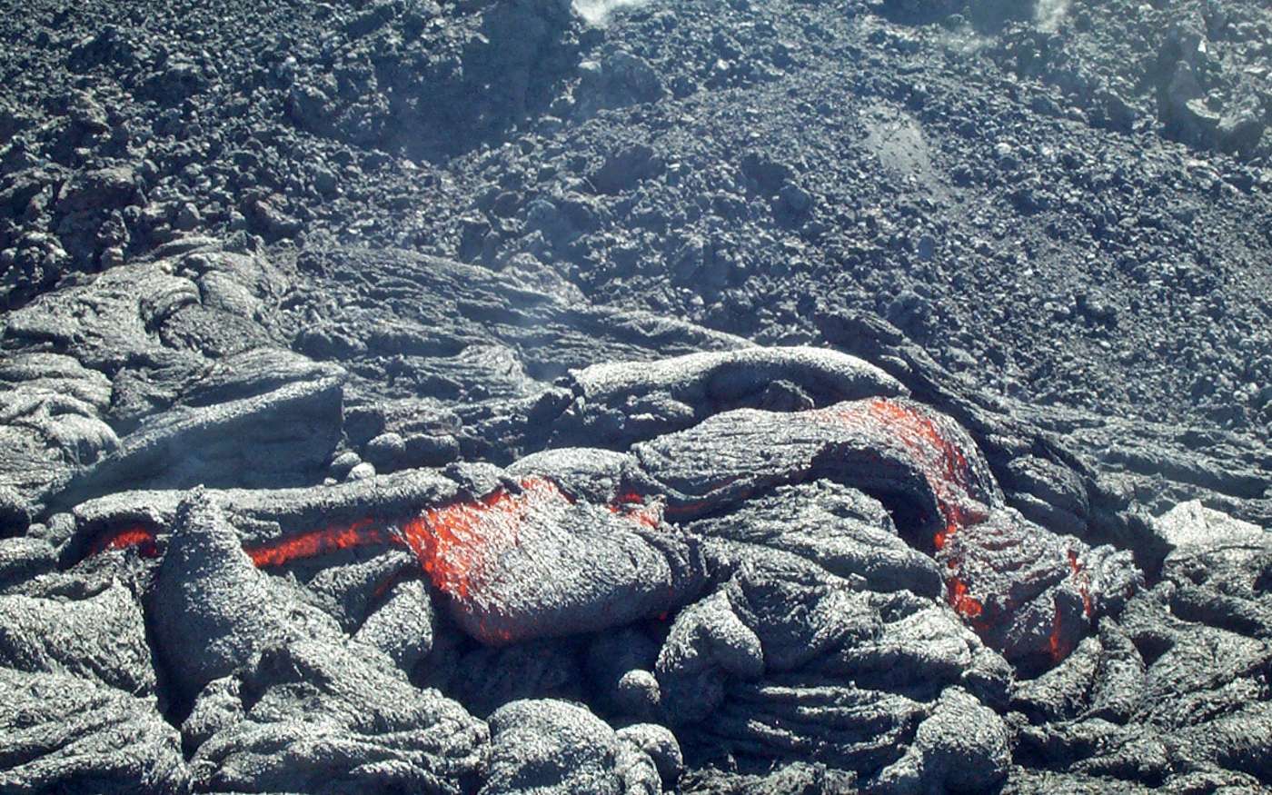 How Does a Pahoehoe Lava Flow Form and Transition?