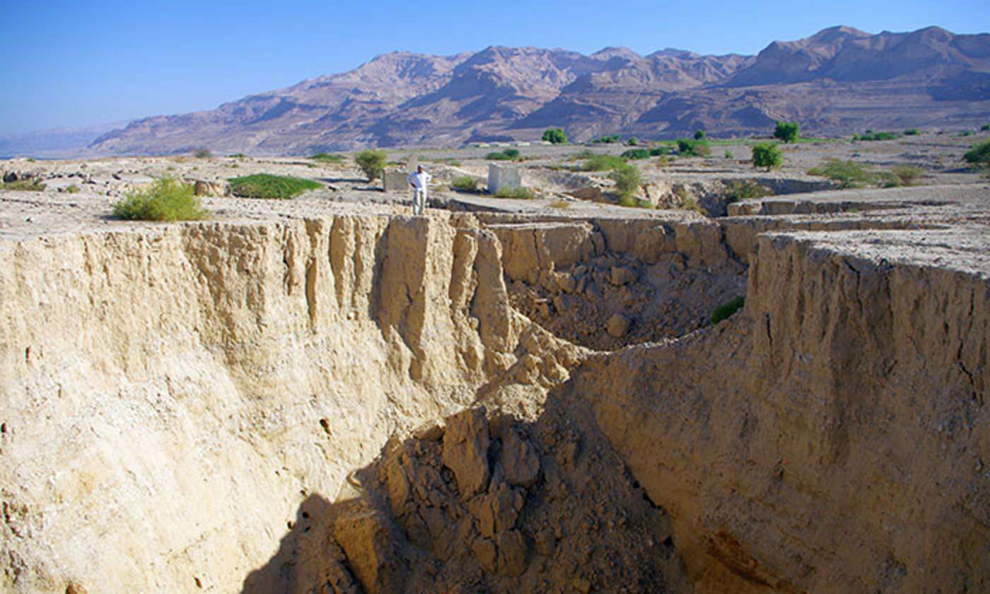 Abb. 2: Eine Sequenz tiefer Erdfälle, die eine alte "Schlammfabrik" zerstört haben. Der salzhaltige Schlamm des Toten Meeres wird vorwiegend für Schönheitsprodukte verwendet und ist eine wichtige wirtschaftliche Grundlage in den Anrainerstaaten. 