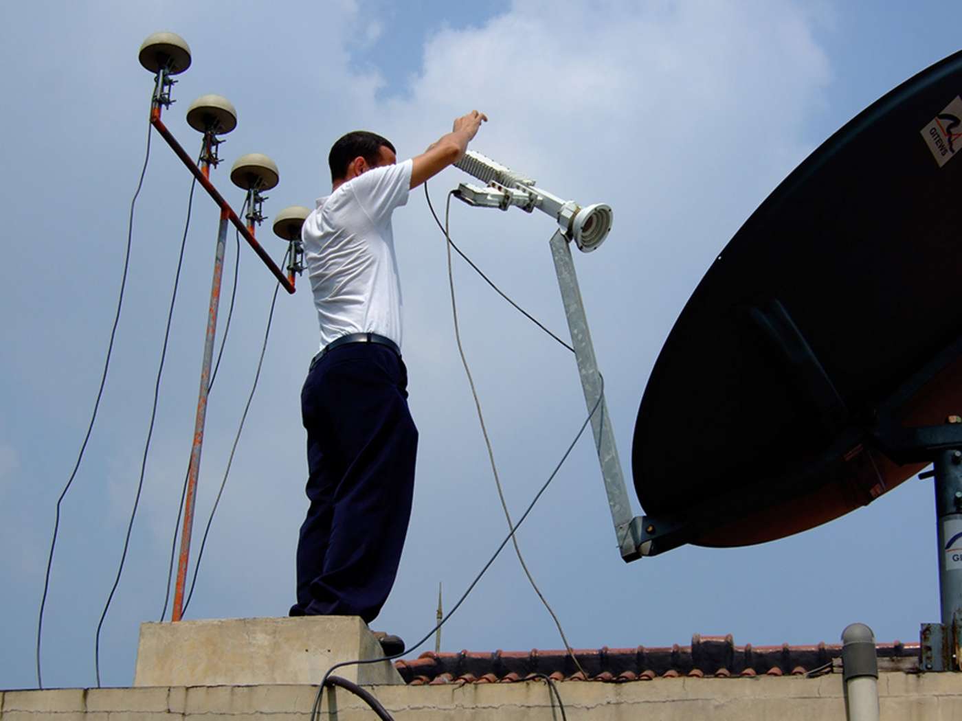 Erdbeben-, Pegel-, GPS-Daten werden per Satellit an das Warnzentrum in Jakarta übermittelt. Der Satellitenhub ist deshalb eine wichtige Komponente des Tsunamifrühwarnsystems. Der Hub wird gerade auf dem Gebäudedach installiert.