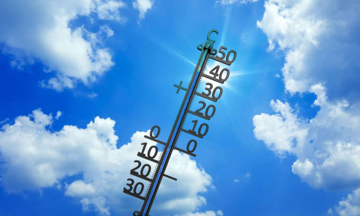 Blauer Himmel mit Sonne