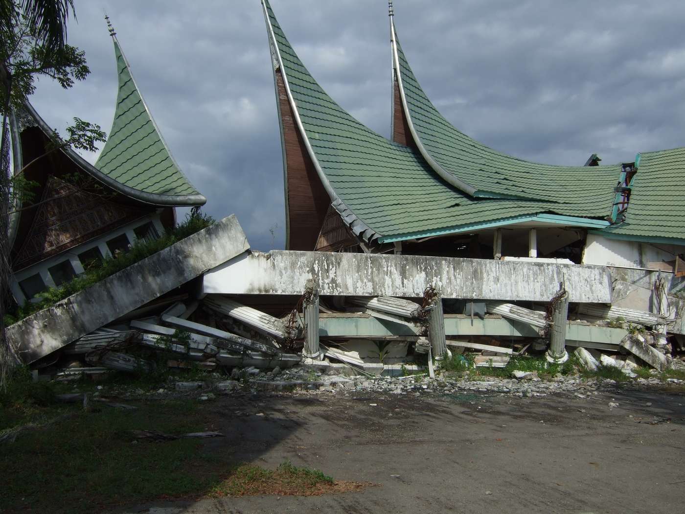Eingestürzte Gebäude in Padang (Indonesien) nach einem Erdbeben in 2010 .