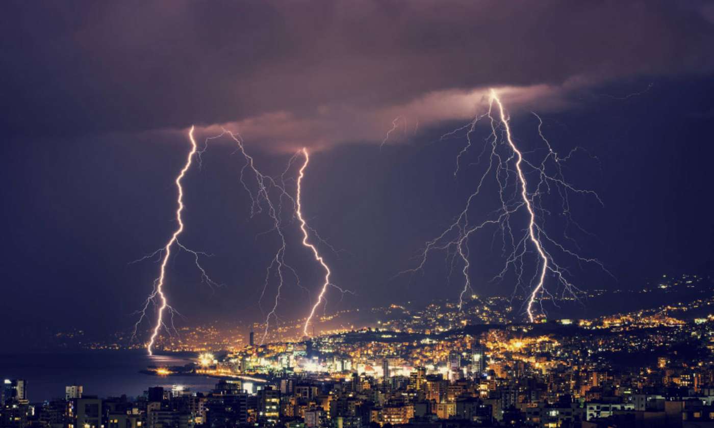 Blitze am Himmel über Stadt
