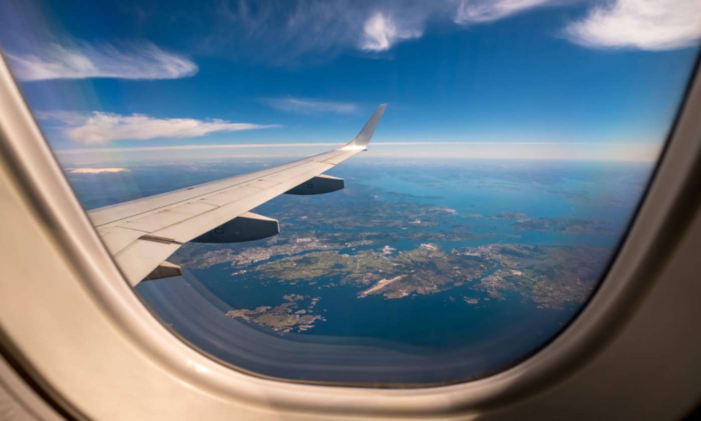 Blick aus Flugzeug-Fenster auf Landschaft