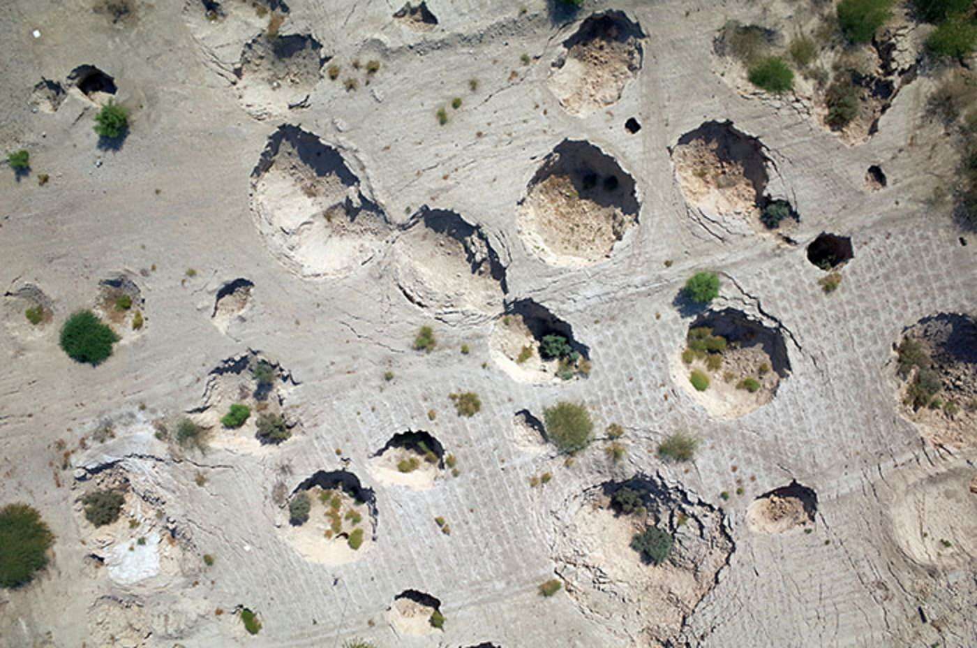 Serie der zerstörerischen Erdfälle auf ehemals bewirtschafteten Feldern. Die weißen Quadrate (1x1 Meter) sind Markierungen für eine Bildanalyse.