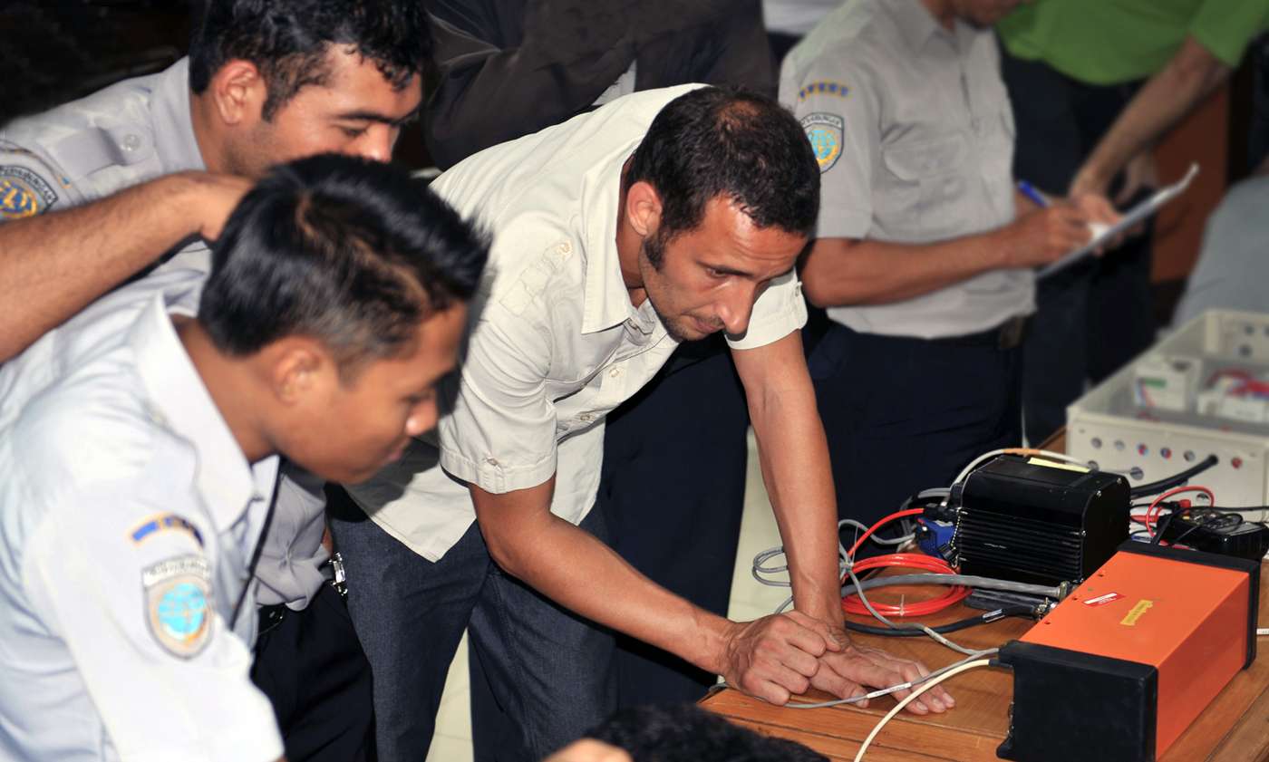 Techniker des Deutschen GeoForschungsZentrums und Teilnehmer des PROTECTS-Projektes bei einem Workshop in Indonesien.