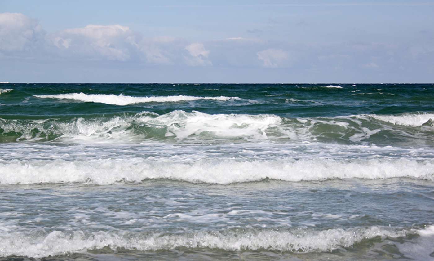 Nordsee, Wellen und Brandung von Strand aus gesehen