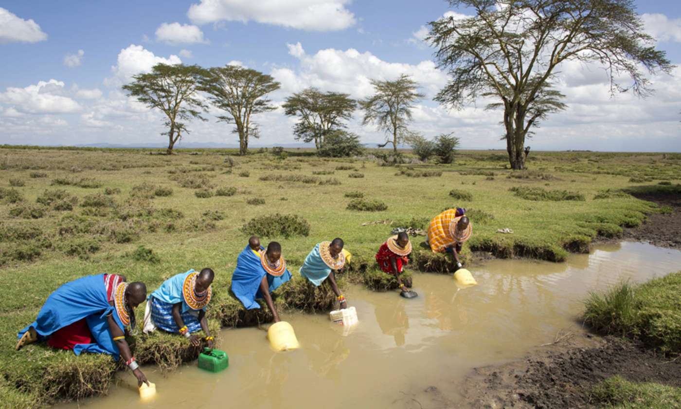Frauen beim Wasserholen