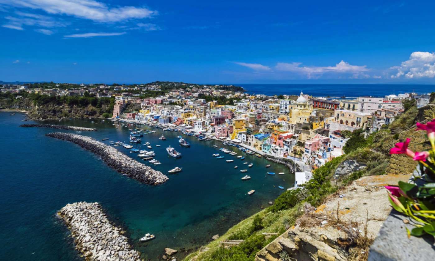 Bucht mit Hafen und Häusern