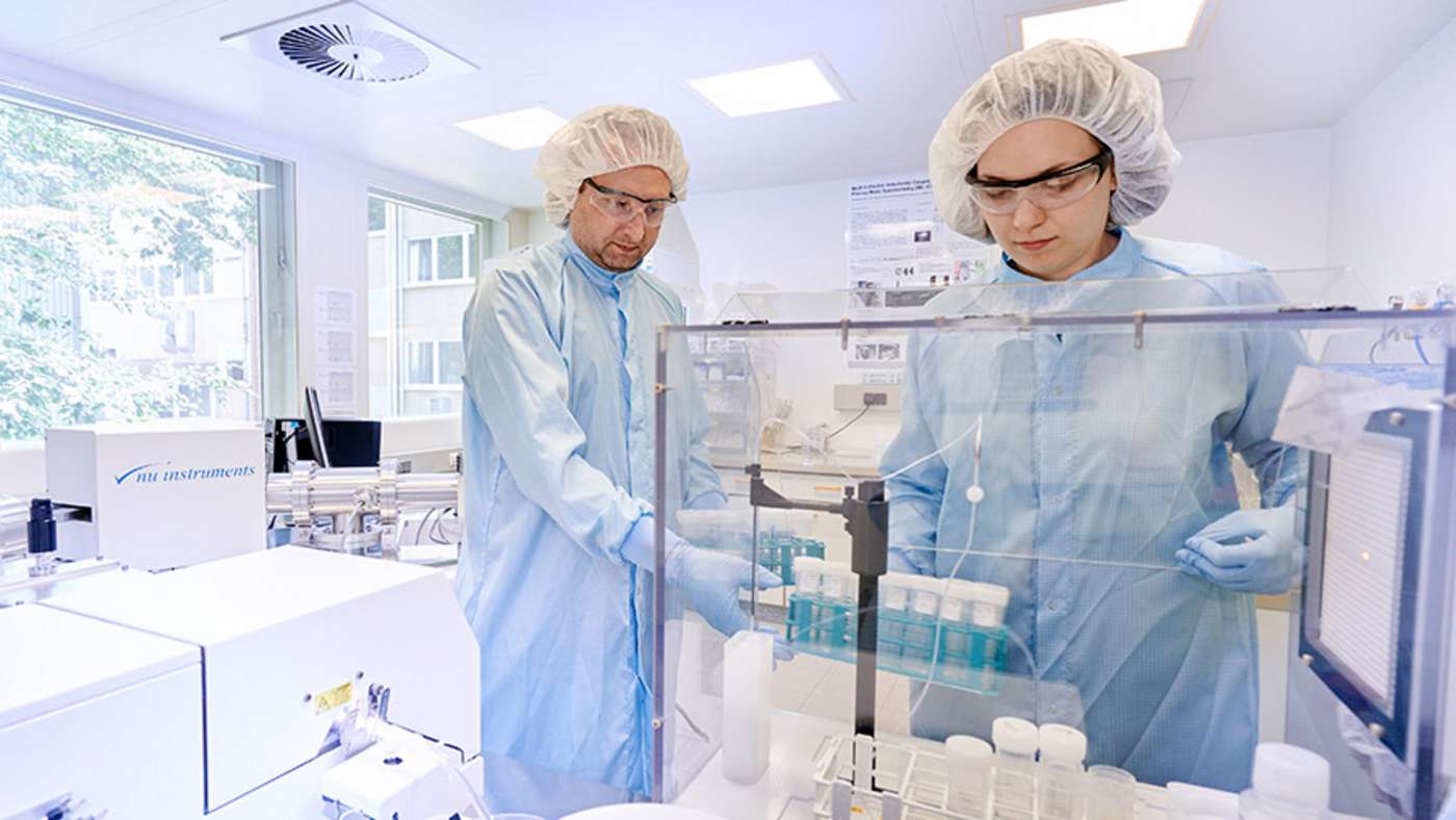 Zwei Personen arbeiten im Labor