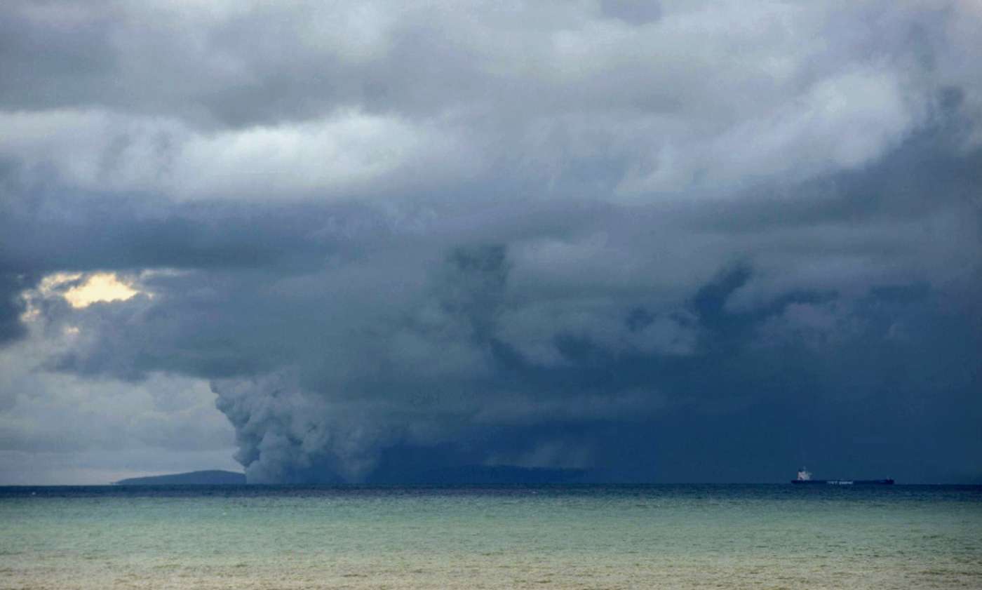 Aschewolke über Vulkan, vom Strand aus