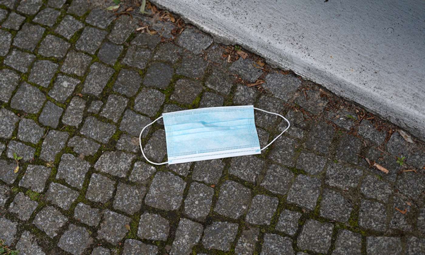 Maske liegt Gehweg