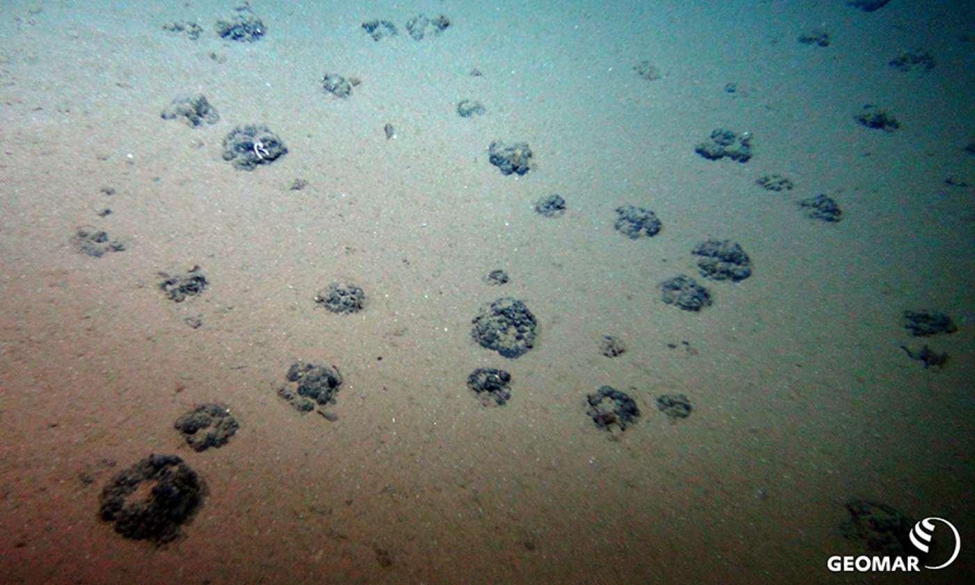 Unterwasseraufnahme Manganknollen am Meeresboden