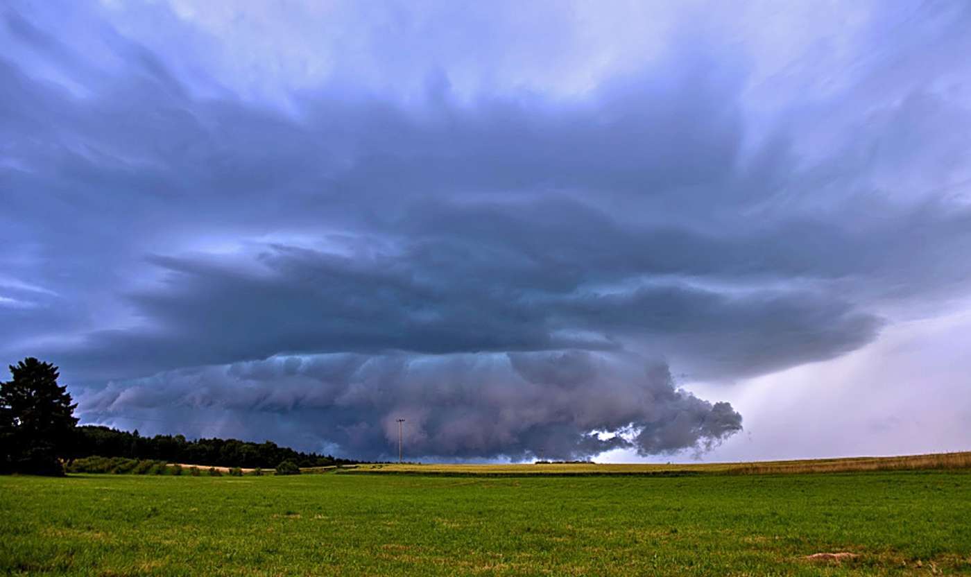 Superzellen sind die gefährlichsten Arten von Gewitterzellen, da sie oft von Extremniederschlägen, großem Hagel und schweren Starkwinden begleitet werden.