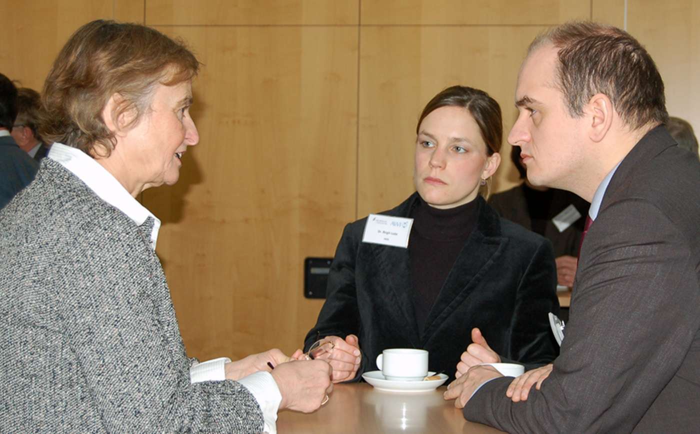 Prof. Karin Lochte im Gespräch mit Workshop-Teilnehmern im Februar 2013. 