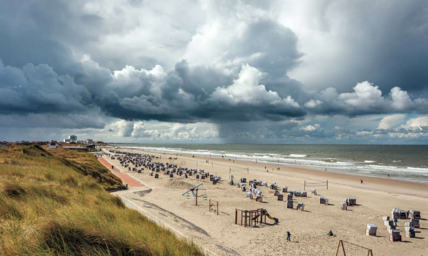 Blick über Dünen auf den Strand