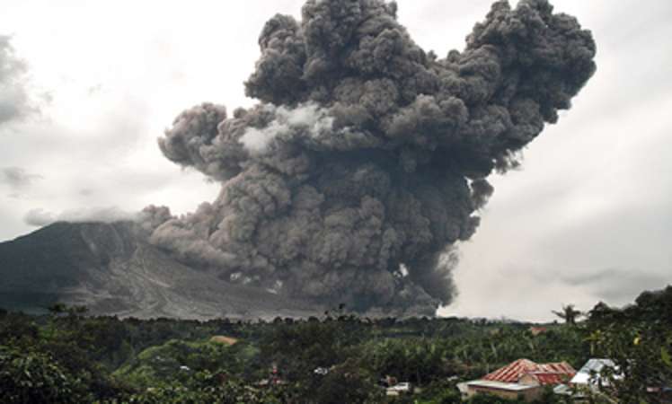 Anhaltende Aktivität des Vulkans Sinabung in Indonesien